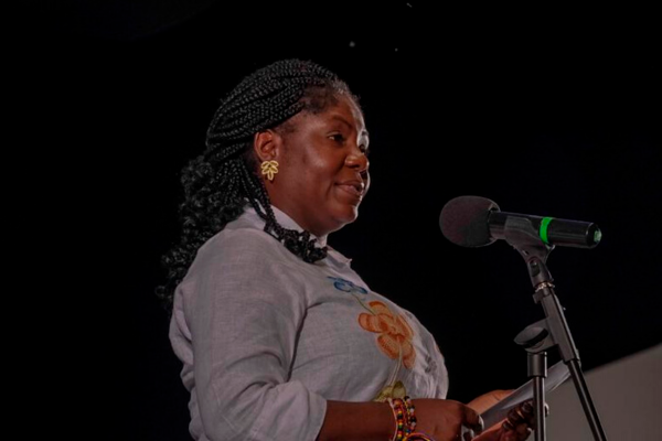 Francia Márquez asumió como ministra de la Igualdad el pasado viernes 30 de junio en Manaure (La Guajira). Petro le dijo que el Ministerio de la Igualdad tiene que ayudar a solucionar graves problemas como el de la pobreza y “tiene que ir a los más excluidos de los excluidos”. FOTO: PRESIDENCIA
