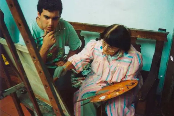 Blanco y Débora en sus lecciones de pintura. FOTO Cortesía