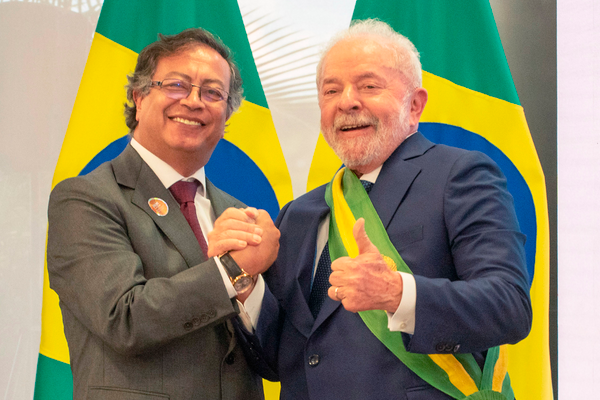 Lula saludó a las delegaciones internacionales invitadas, incluida la de Colombia. Sostuvo un fraternal saludo con el mandatario colombiano. FOTO: PRESIDENCIA