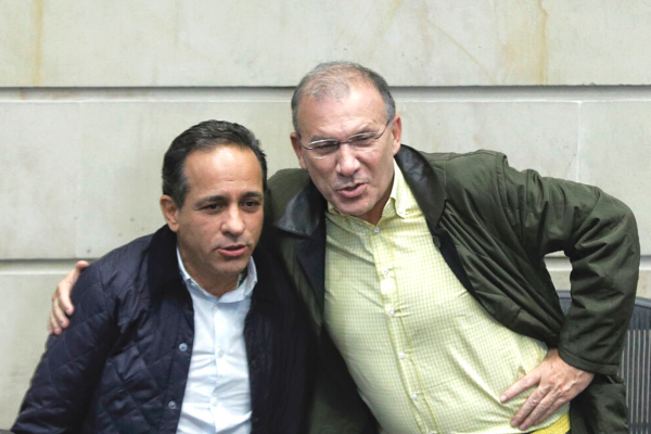 López (izquierda) acompañado del saliente presidente del Senado la semana pasada durante una sesión en la que se discutió el Plan de Desarrollo. FOTO: COLPRENSA