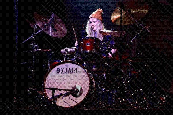 Anika Nilles, una de las mejores bateristas del mundo, estará en Medellín