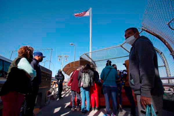 Los migrantes intentan ingresar a Estados Unidos por la frontera con México. FOTO EFE