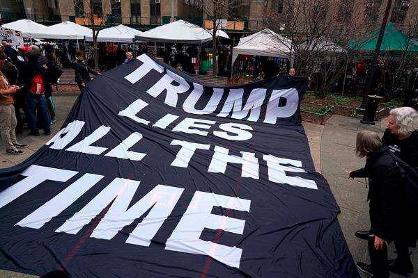 Mientras Trump enfrentaba juicio, afuera del juzgado manifestantes pedian que fuera encerrado, otros defendían su inocencia. Foto: EFE. 