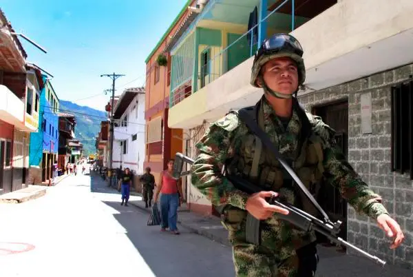 Tras la explosión, el Ejército hizo una inspección para detectar si había más explosivos sembrados. FOTO ARCHIVO EL COLOMBIANO