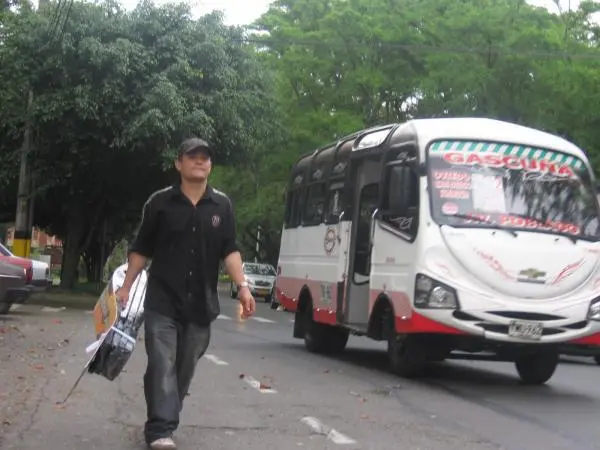 El auxilio de transporte tiene como propósito compensar parte de los gastos de desplazamiento entre la vivienda y el lugar de trabajo, o de conectividad en el caso de teletrabajo. FOTO: Sebastián Aguirre.