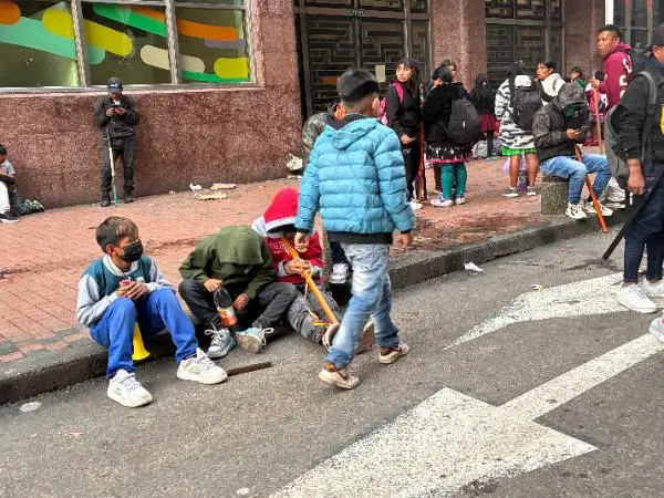 Los menores durante la protesta. FOTO: ALCALDÍA DE BOGOTÁ.
