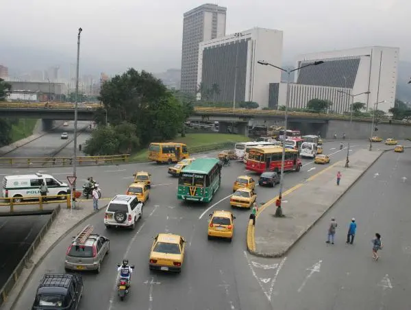 Señales de tránsito en la glorieta de San Juan con la avenida del Ferrocarril. FOTO: Manuel Saldarriaga Quintero.