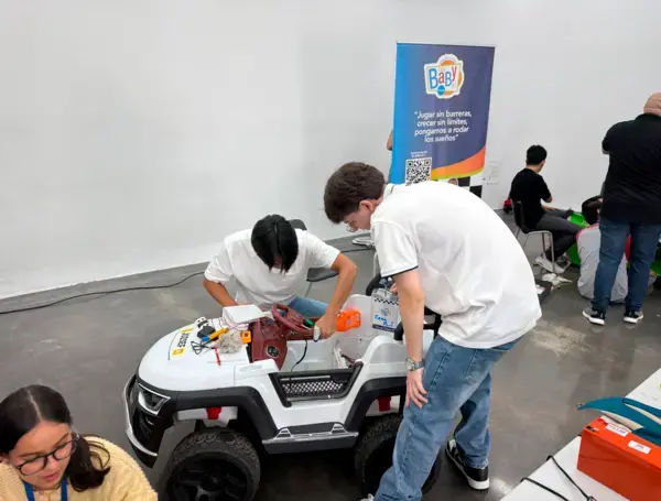 En Medellín convierten carritos desechados en juguetes adaptados para niñas y niños con discapacidad