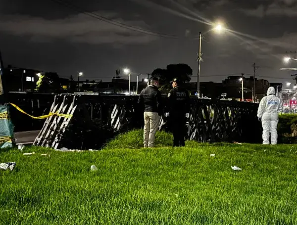 La explosión ocurrió en el puente que conecta los barrios El Tintal y Patio Bonito, en el suroccidente de Bogotá. Las autoridades investigan si las víctimas manipulaban una granada de fragmentación. FOTO: REDES SOCIALES.