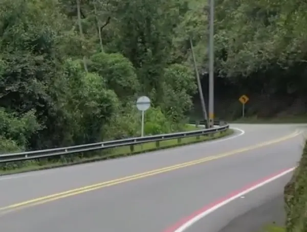 Carretera de Antioquia con las nuevas líneas rojas.