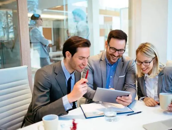 Tigo abrió su más reciente convocatoria laboral en Bogotá, donde busca asesores comerciales con experiencia en ventas para reforzar su equipo en los Centros de Experiencia. FOTO: iStock