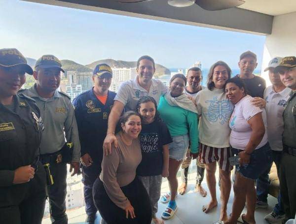 Emoción y alivio: Mía Londoño y su tío, Carlos Augusto Rojas, se reencuentran con su familia en la playa de El Rodadero tras ser rescatados con vida luego de 15 horas a la deriva. FOTO: Alcaldía de Santa Marta