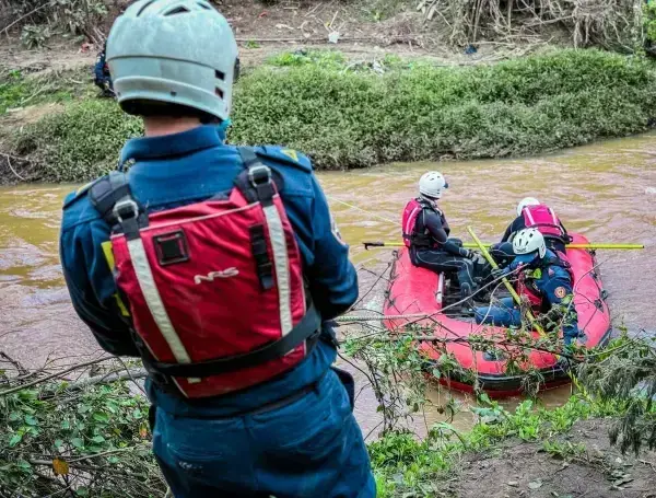 Los bomberos acudieron el domingo al lugar de la desaparición para iniciar con las labores de búsqueda. Foto: Bomberos de Bogotá.