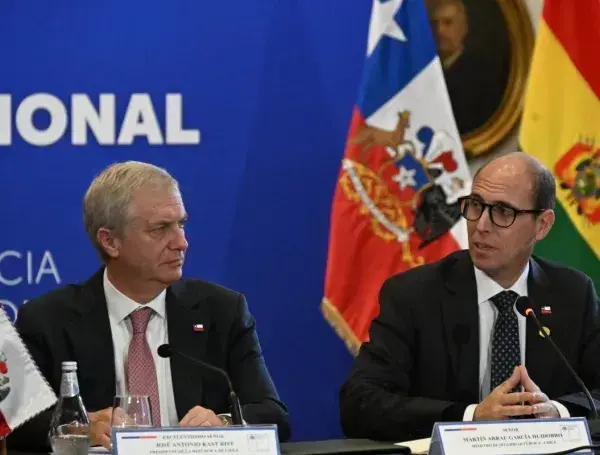 El presidente de Chile, José Antonio Kast, junto al ministro de Seguridad, Martín Arrau. FOTO: AFP