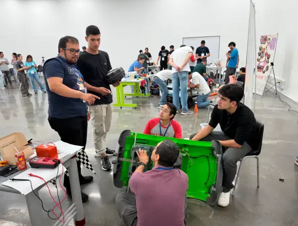 En Medellín convierten carritos desechados en juguetes adaptados para niñas y niños con discapacidad