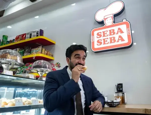 El alcalde de Nueva York, Zohran Mamdani, visitó la panadería colombiana Seba Seba, en Queens, donde probó pandebono y agua de panela. FOTO: Tomada de redes sociales.