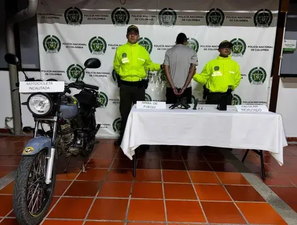 Juan Carlos Ortiz Flórez en el momento que fue capturado. FOTO: Policía de Bucaramanga