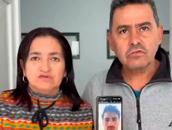 Estos son los padres del joven periodista que fue asesinado en mayo de 2026. FOTO: Captura de pantalla 
