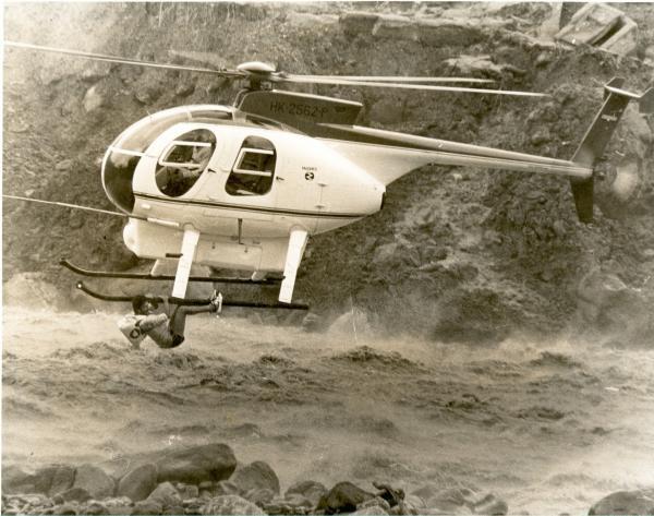Tragedia en Armero, sepultada tras la erupción del volcán Nevado del Ruíz, rescate de víctimas. Fecha de evento: 13/11/1985. Foto: Hernando Vásquez.