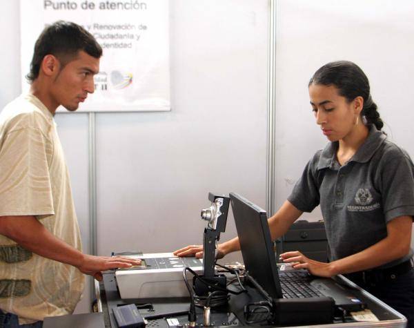 La versión electrónica de la licencia de conducción busca facilitar la identificación de los conductores y reducir trámites presenciales dentro del proceso de digitalización de servicios del Estado. FOTO: Pérez Munévar, Jaime / Sergio López. ARCHIVO EL COLOMBIANO. 