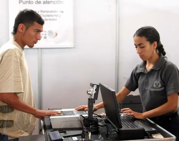 La versión electrónica de la licencia de conducción busca facilitar la identificación de los conductores y reducir trámites presenciales dentro del proceso de digitalización de servicios del Estado. FOTO: Pérez Munévar, Jaime / Sergio López. ARCHIVO EL COLOMBIANO. 