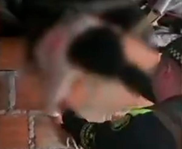 Los dos niños fueron rescatados de la vivienda donde permanecían atados y encerrados. FOTO TOMADA DE VIDEO.