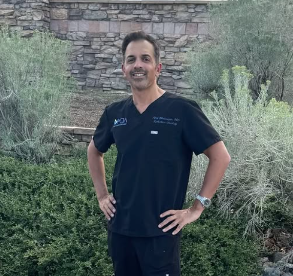 Ajay Bhatnagar, médico británico de 51 años, era oncólogo y radioterapeuta, y fundó el Instituto de Cáncer de Próstata de Arizona, en Estados Unidos. Falleció tras presentar complicaciones médicas durante el festival EDC, en Medellín, en un caso que las autoridades investigan por una presunta intoxicación. Foto: Redes sociales @dr_rad_ajay