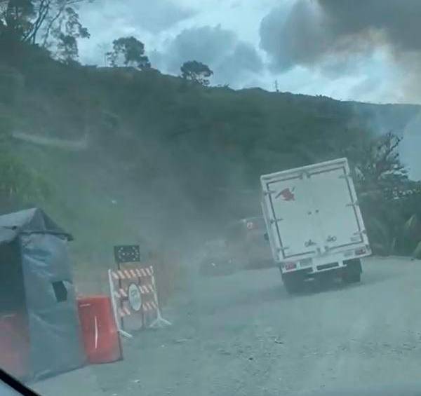 La caravana fue atacada en el sector Guadual de Cañasgordas. FOTO: CAPTURA DE VIDEO (Cortesía Denuncia Antioquia)