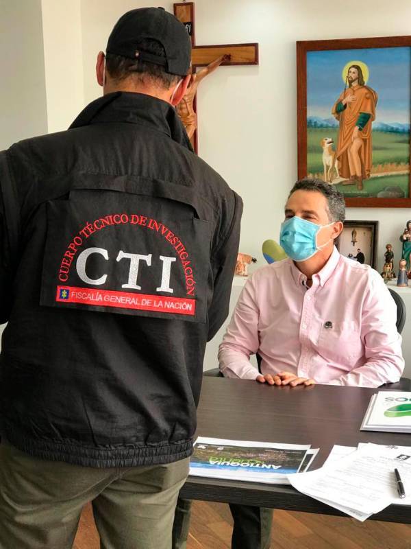 Los funcionarios del C.T.I llegaron hasta el despacho del Gobernador para hacer efectiva la orden de captura. Foto Cortesía