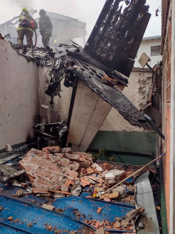Personal de socorro sigue en el lugar analizando el estado de las viviendas afectadas con la caída de la aeronave, que se dirigía hacia Chocó. FOTO: CORTESÍA