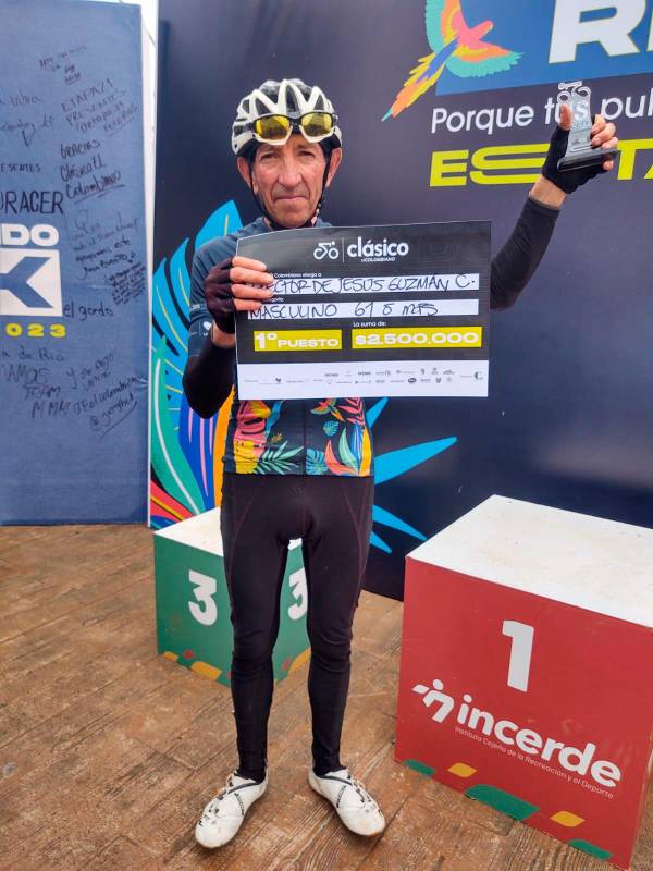 En la categoría de Gran Fondo (110 K), hombres mayores de 61 años los ganadores fueron Héctor de Jesús Guzmán Castaño (00:48:15), quien aparece en la foto, Héctor León Gaviria Gómez (00:50:31) y Luis Fernando Ramírez Rojas (00:51:48). FOTOS EL COLOMBIANO