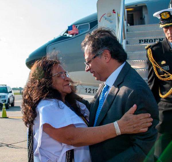 Leonor Zalabata, embajadora ante la ONU, recibió al mandatario que aseguró sentirse mucho mejor de salud. FOTO: PRESIDENCIA