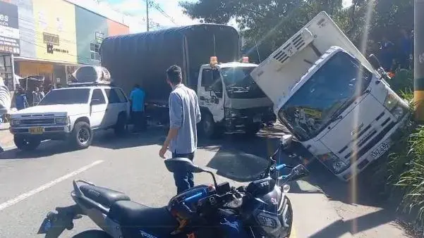 Así quedaron los vehículos implicados en el accidente. FOTO: Cortesía Denuncias Antioquia.