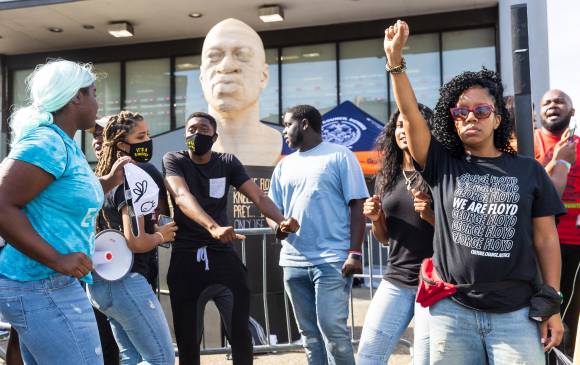 Colectivos de afroamericanos se congregaron en Nueva York, junto a una estatua de George Floyd. Desde el año pasado han clamado justicia en este caso. Foto EFE.