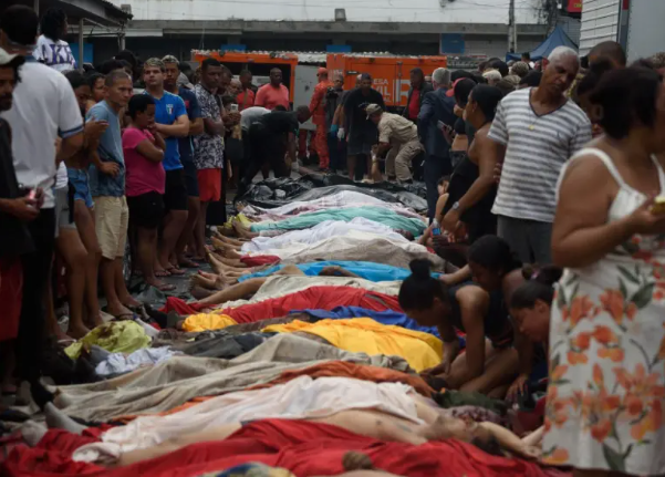 Decenas de cuerpos fueron hallados en las calles tras la operación policial en Río de Janeiro. FOTO: AFP.