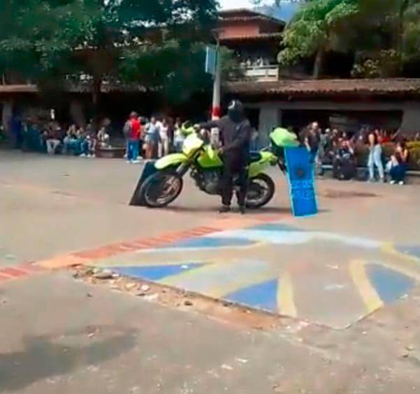 Los encapuchados despojaron de la moto a los policías y luego la quemaron. CAPTURA DE PANTALLA