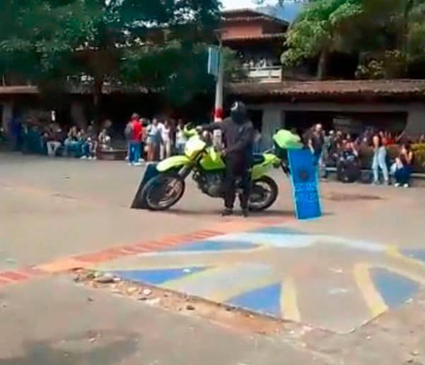 Los encapuchados despojaron de la moto a los policías y luego la quemaron. CAPTURA DE PANTALLA
