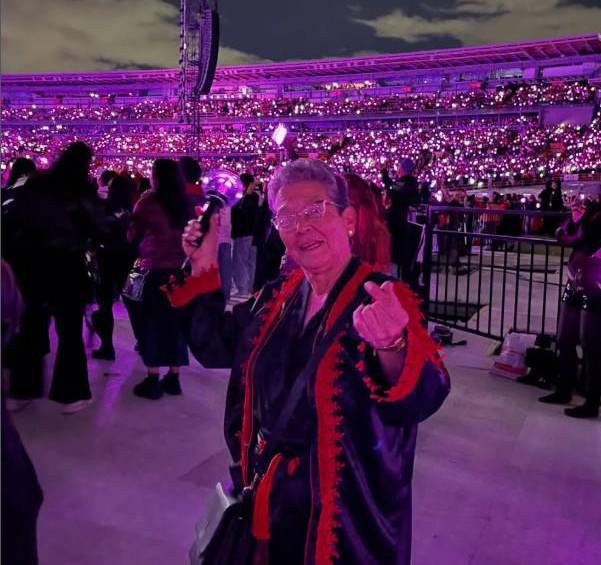 La historia de la “Abuela Army” terminó convirtiéndose también en una celebración de su propia relación con la música y con una comunidad que encontró años después de lo que habitualmente se considera la edad de descubrir nuevas pasiones. FOTO: Tomada de IG.