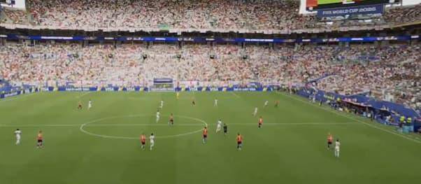 La FIFA aseguró que la tecnología del Connected Ball no detectó ningún contacto entre el balón y el cable antes del gol de Inglaterra frente a Noruega. FOTO: FIFA MEDIA VÍA X.