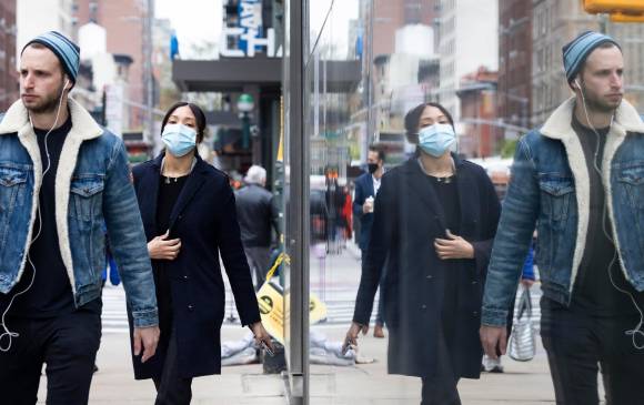 El 37 % de la población adulta de Estados Unidos ya está completamente vacunada y casi el 54 % ha recibido al menos una dosis. FOTO EFE