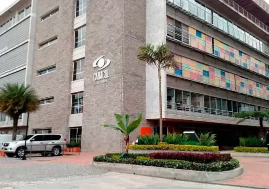 Caracol Televisión informó que activó protocolos internos tras denuncias de acoso sexual y anunció investigaciones bajo reserva y debido proceso. FOTO: Noticias Caracol