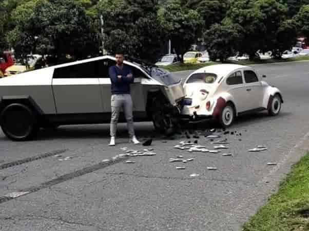 Pantallazo tomado del video que circula en redes que muestra el choque. FOTO: Tomada de video.