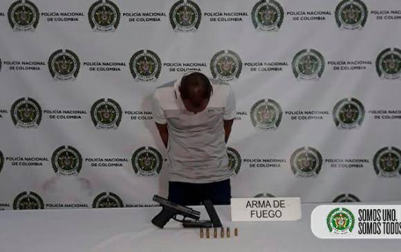 Uno de los capturados de la banda “la Silla”, con el arma y las municiones incautadas en el Centro del Medellín. FOTO: CORTESÍA DE LA POLICÍA.