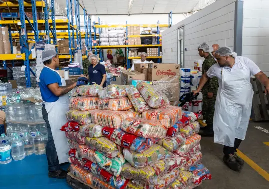 Firmas han movilizado alimentos, agua, medicamentos, materiales y transporte para apoyar atención de comunidades afectadas. FOTOS ANDRÉS CAMILO SUÁREZ Y JULIO CÉSAR HERRERA