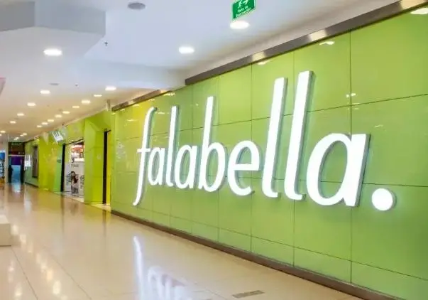 Uniformados del grupo antiexplosivos de la Policía inspeccionaron las tiendas de Falabella en Bogotá tras el hallazgo de petardos de bajo alcance. FOTO: cortesía Falabella. 