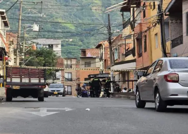 Policía acordona calle en Bello donde fue asesinado un hombre tras intentar evitar agresión de pareja. Foto: Cortesía.