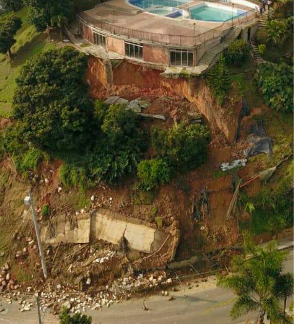 En el barrio Santo Domingo Savio, el Dagrd también debió atender una emergencia por deslizamiento que se presentó en horas de la tarde del miércoles. Foto Cortesía