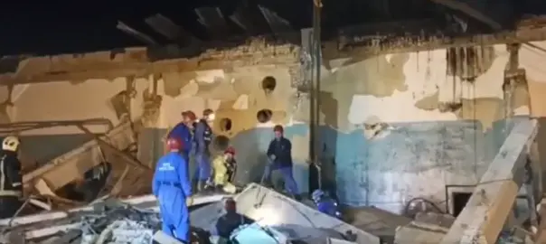 Muros derrumbados y escombros marcan la escena mientras continúan las labores de rescate en la planta. Imagen: captura de video. 