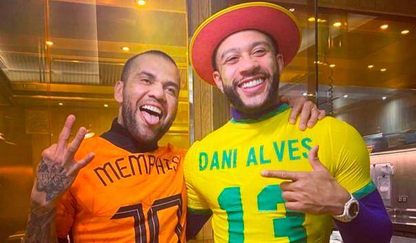Depay y Dani Alves han sido muy cercanos desde que jugaron juntos en el Barcelona. FOTO IMAGEN TOMADA DE X