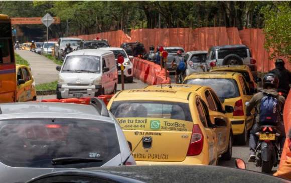 El nuevo cierre será desde este lunes 26 , actualmente los vehículos comparten el carril oriental, entre Sao Paulo y Villagrande, ahora se extiende hasta el colegio Teresiano. FOTO El Colombiano.